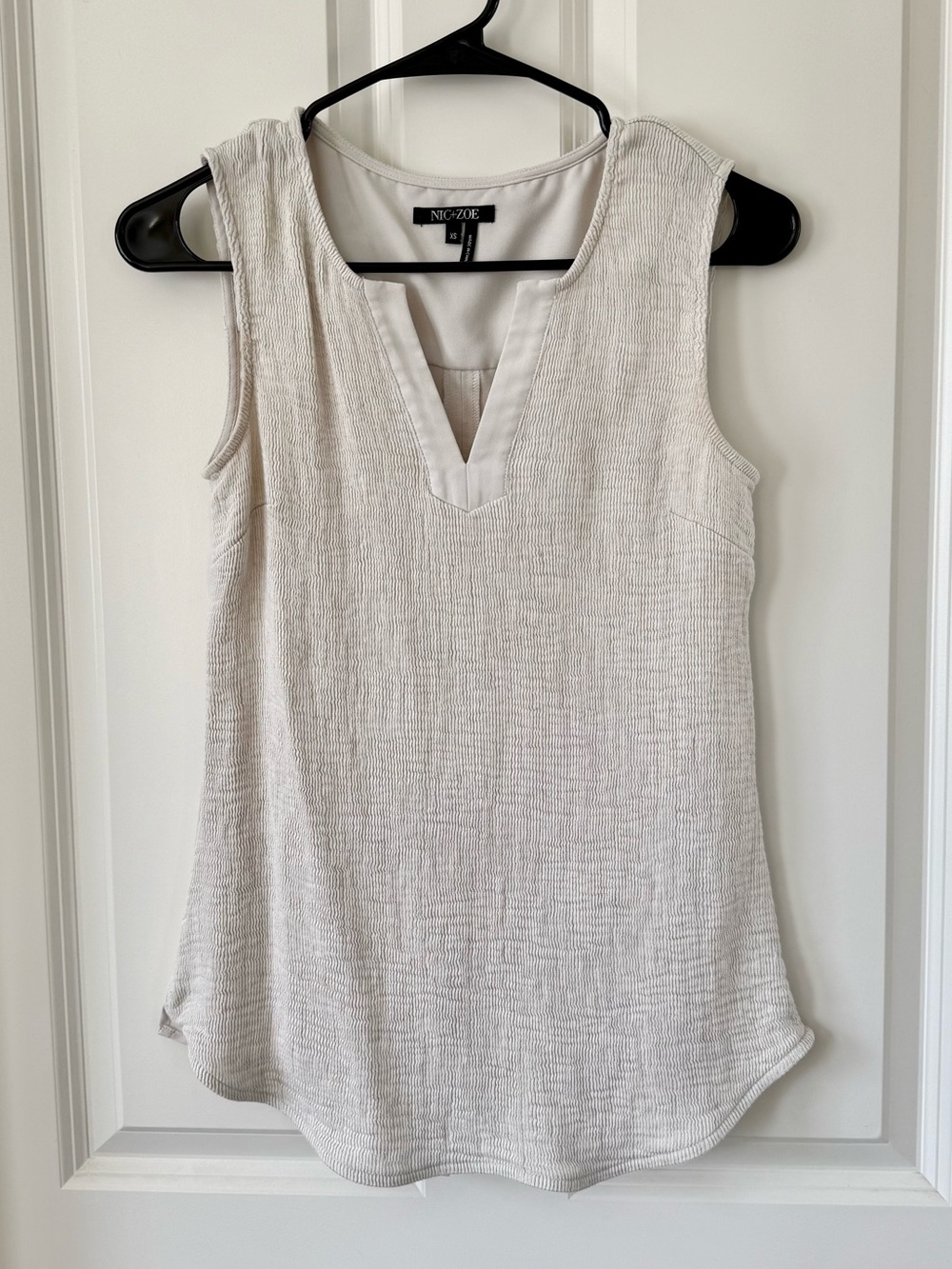 NIC+ZOE white sleeveless blouse with a textured, ribbed pattern and a v-neckline